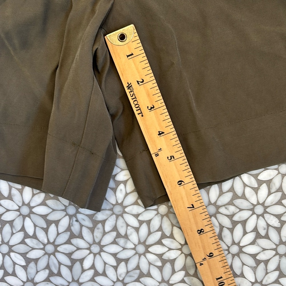 Women's Tuckernuck Pleated Felix‎ Shorts in Olive, Size 6 - Picture 8 of 8